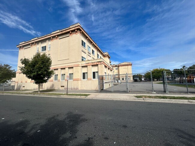 Building Photo - Beautiful 4 Bedroom House in Asbury Park!