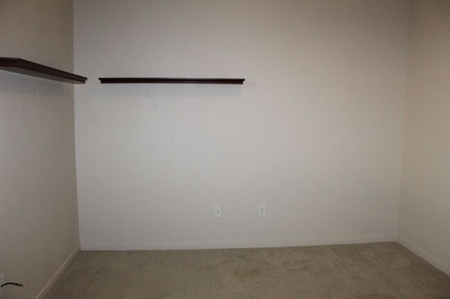 Building Photo - 4 BEDROOM, EASY COMMUTE