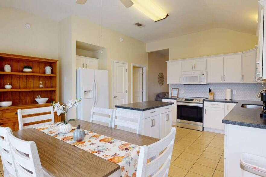 Building Photo - 810 Camellia Ct