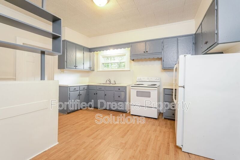 Building Photo - 420 E Twenty-Fifth St