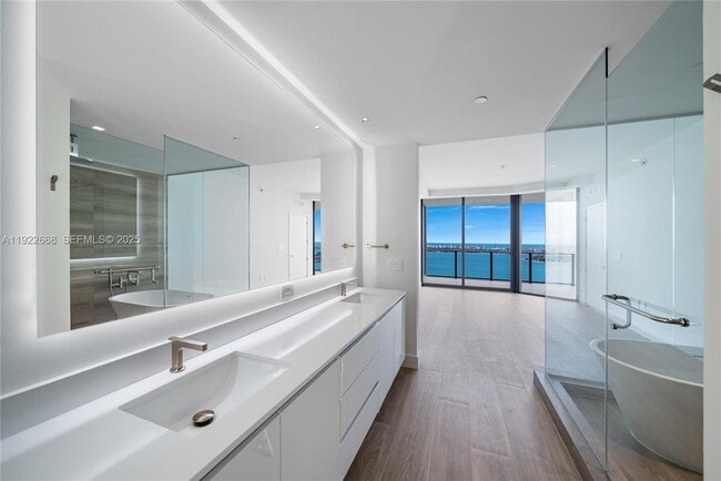 Building Photo - 700 NE 24th St