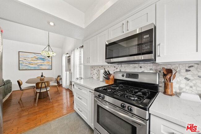 Building Photo - 906 Kings Rd