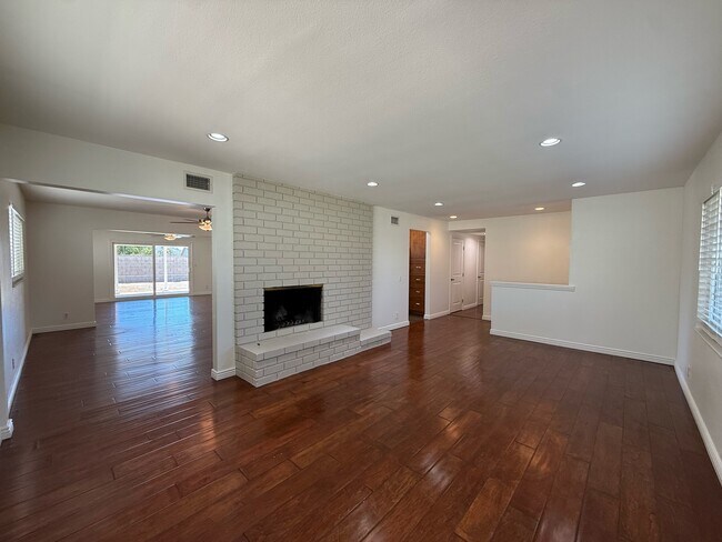 Building Photo - 1324 E Hickory Ln