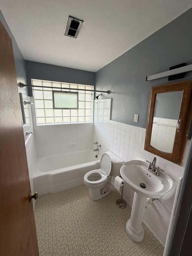 Building Photo - 10000 Knollcrest Ct