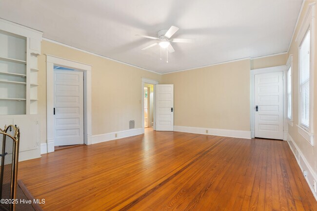 Building Photo - 160 N Rdg St
