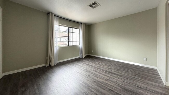 Building Photo - 1013 W Linden St