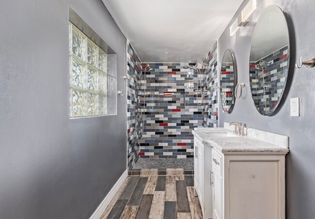 Building Photo - 5722 E Windsor Ave