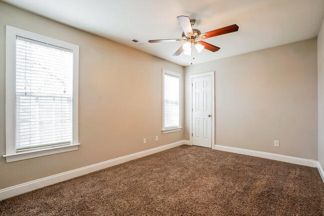 Building Photo - 308 Nelson Ln