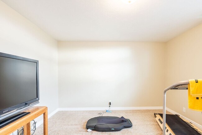 Building Photo - 3 Bedroom 2 bath home in Sugar City Idaho 2 stall garage in awesome neighborhood