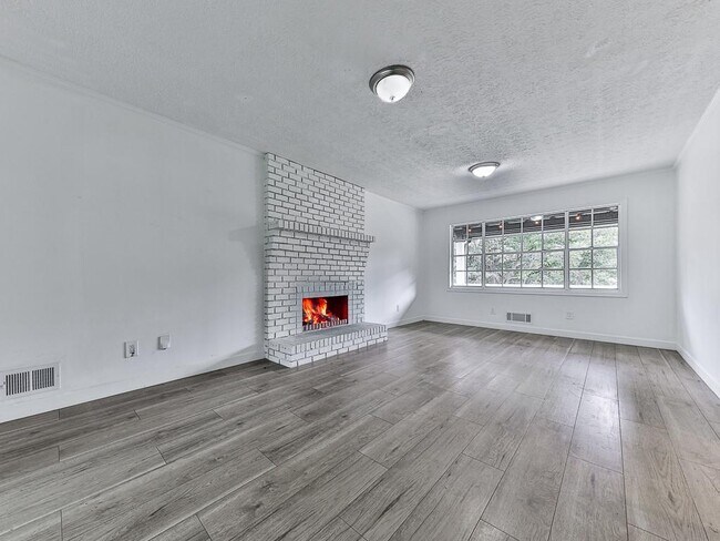 Building Photo - 421 Creek Valley Dr