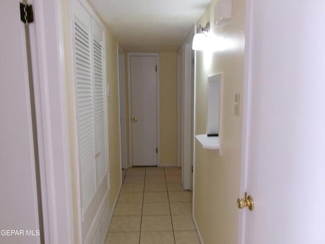 Building Photo - 10037 Oakwood Dr