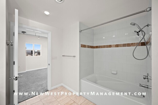 Building Photo - Spectacular Marina District 3-Bedroom Pent...