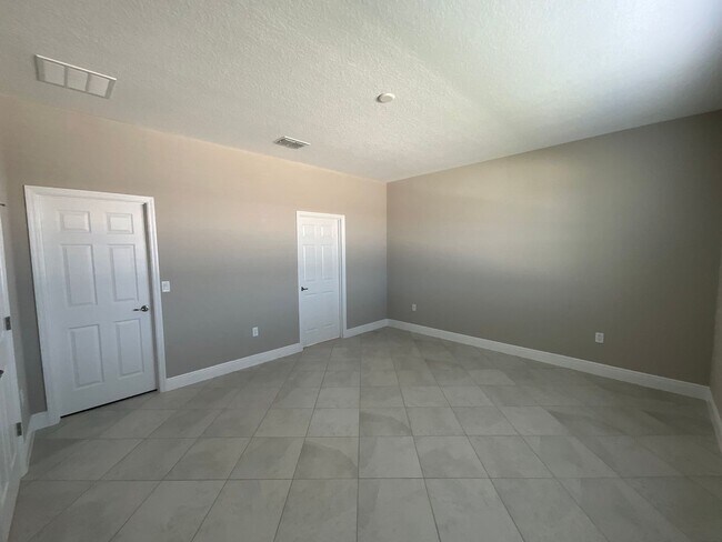Building Photo - Brand New Home with all the upgrades in an all families community