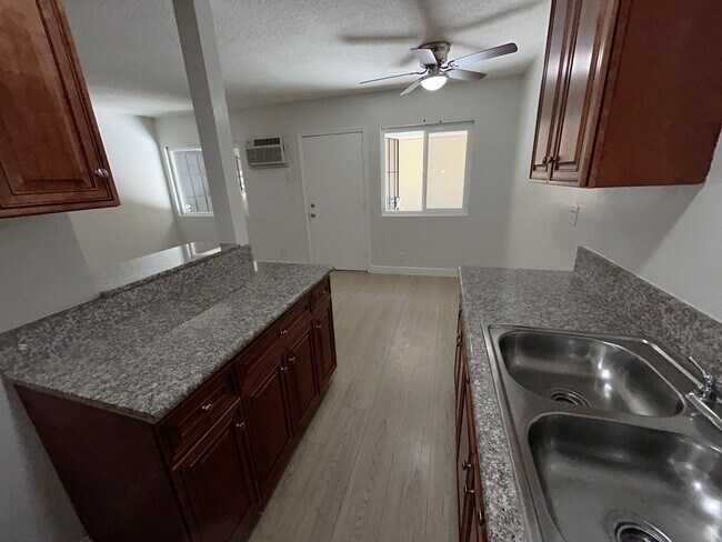 Building Photo - 916 S Manhattan Pl