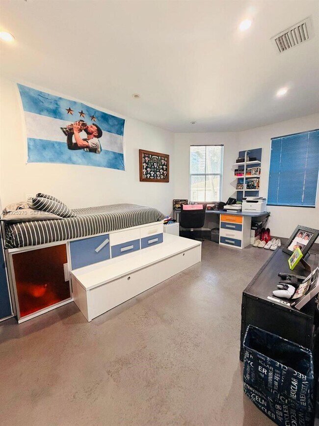 Building Photo - 21025 NE 38th Ave