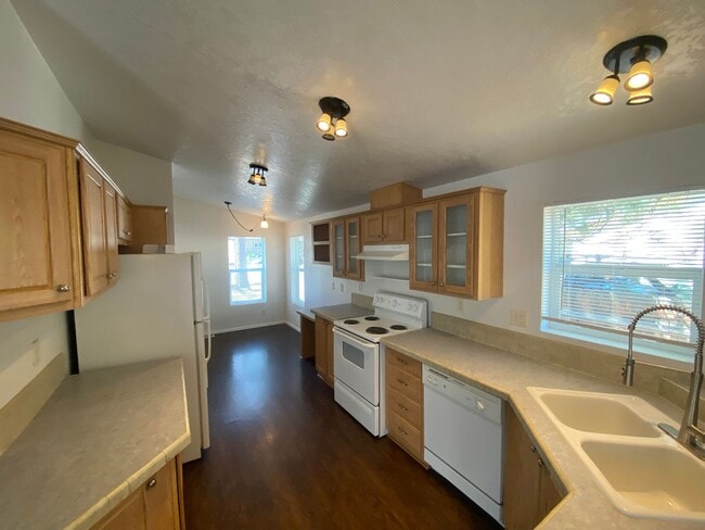 Building Photo - Cute and Cozy Home in SW Bend, Large, full...