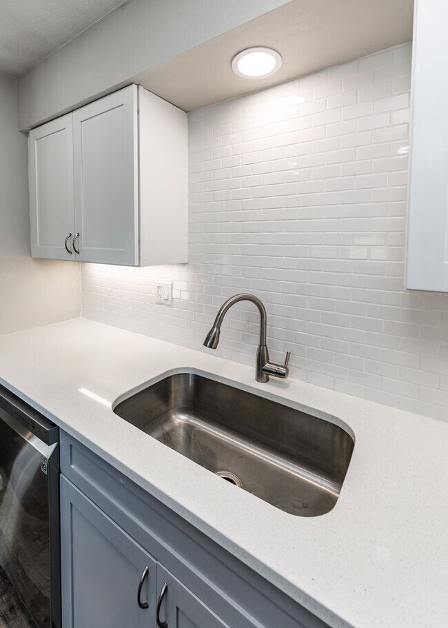 Building Photo - Charming 3 Bed Home Centrally located, Lar...
