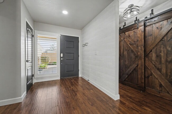 Building Photo - Stylish 2-Bed, 2-Bath Home with Generous Den in The Meadows