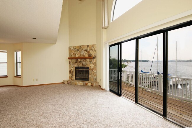 Building Photo - Waterfront Townhome in Central Niceville