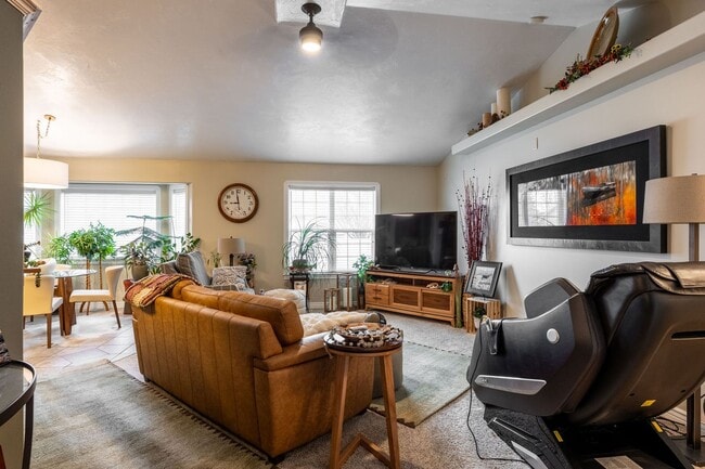 Building Photo - 3 Bedroom 2 bath home in Sugar City Idaho 2 stall garage in awesome neighborhood