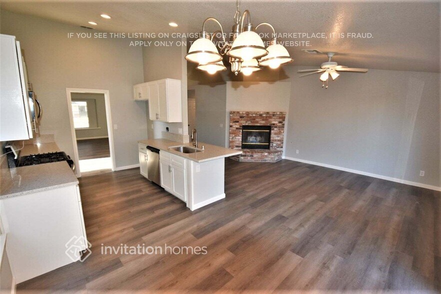 Building Photo - 8121 Pine Oaks Ct
