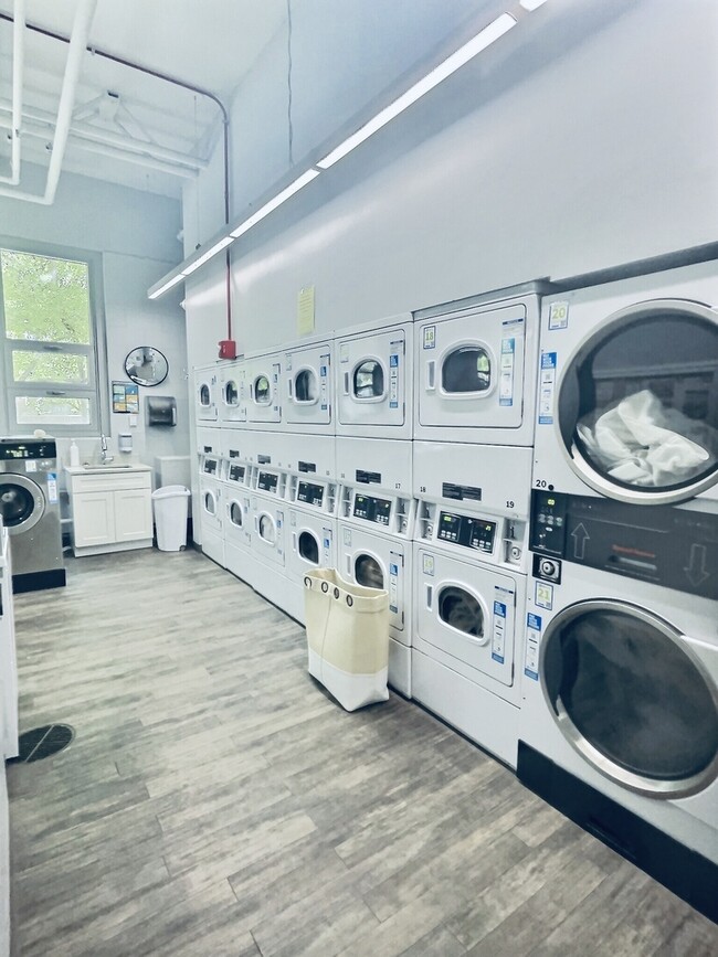 Building Photo - 1255 N Sandburg Terrace