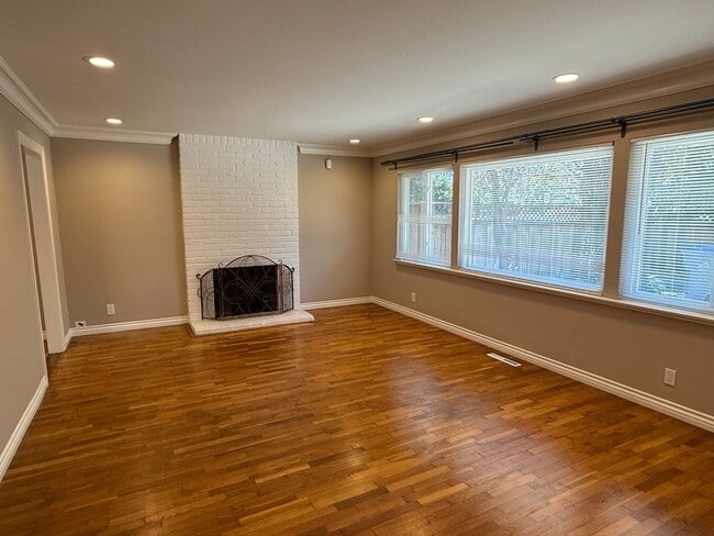 Building Photo - 1694 Lyle Dr