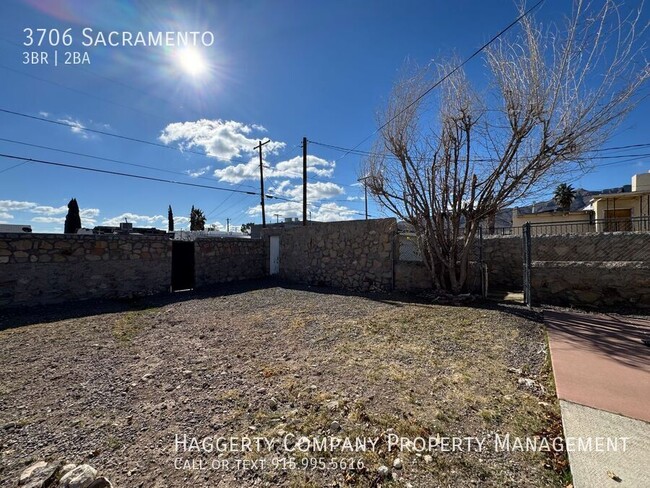 Building Photo - Central El Paso 3 bed with Refrig A/C and ...