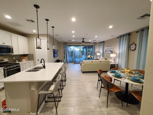 Building Photo - 1666 E Lee Dr