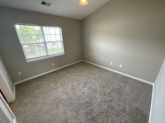 Building Photo - Charming Townhome in Greensboro