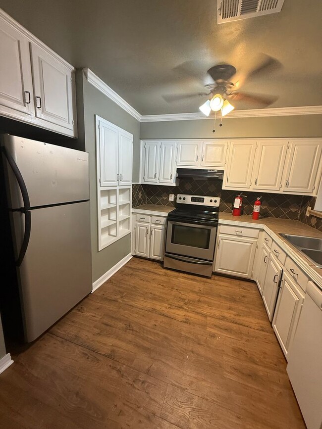 Building Photo - 3BD 2BA FLAT UPSTAIRS WITH HUGE BALCONY