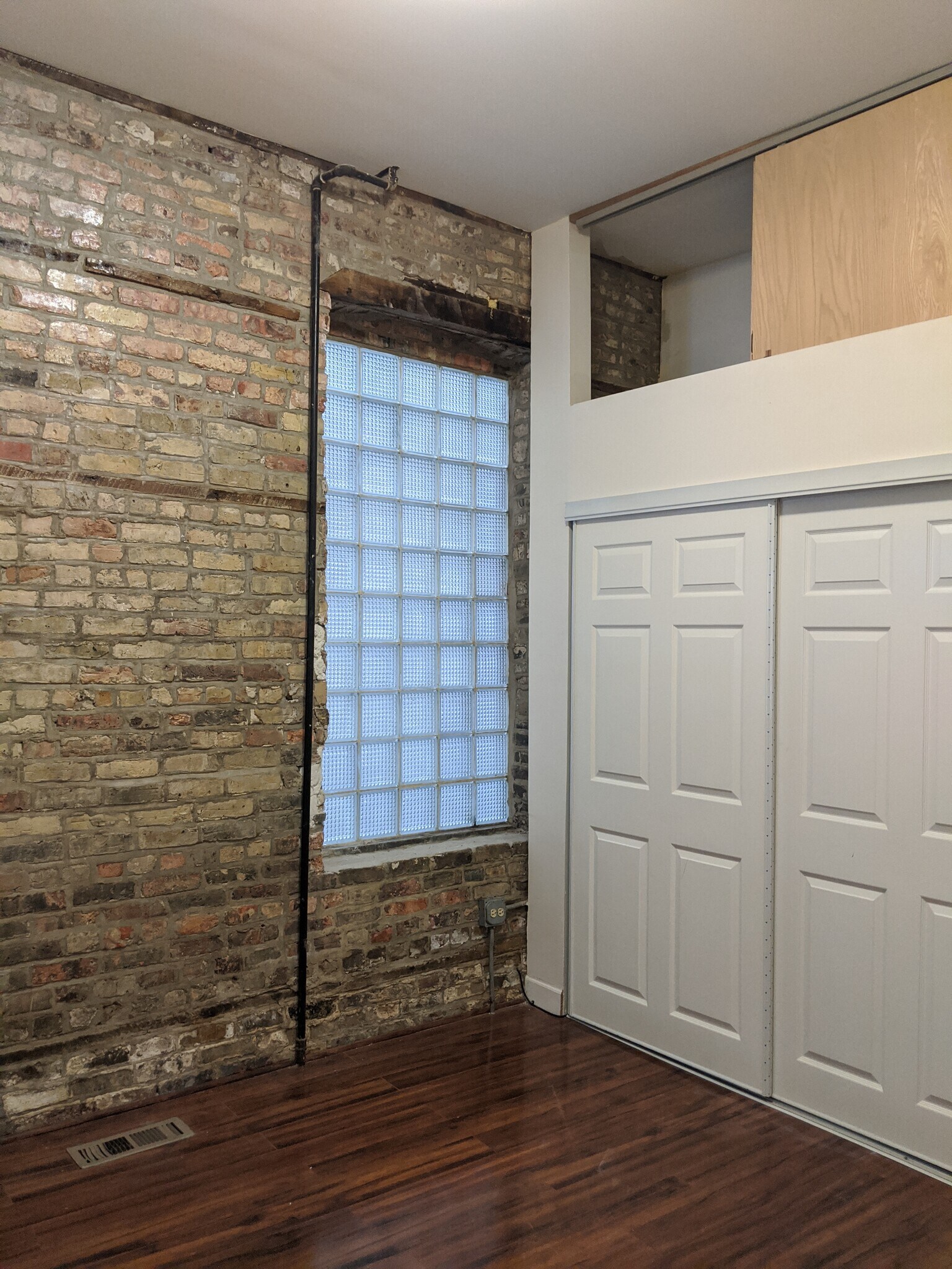 Building Photo - 1540 W 17th St