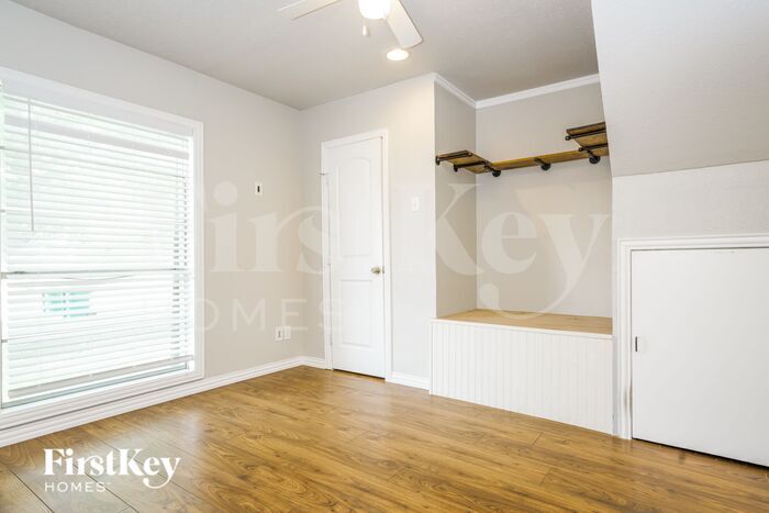 Building Photo - 206 E 5th St