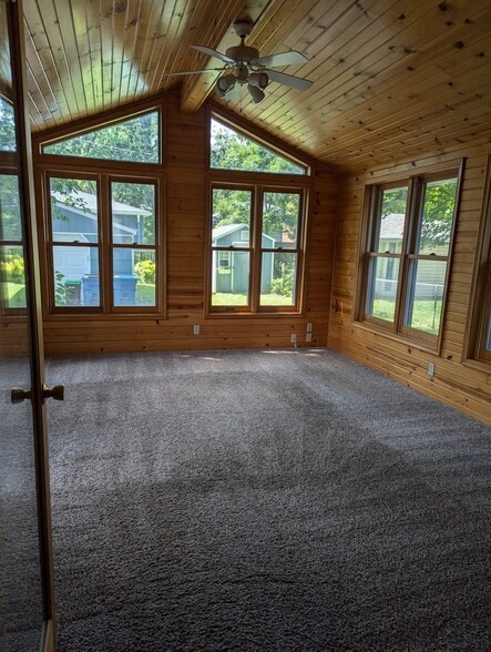 3 season porch - 6316 Tingdale Ave