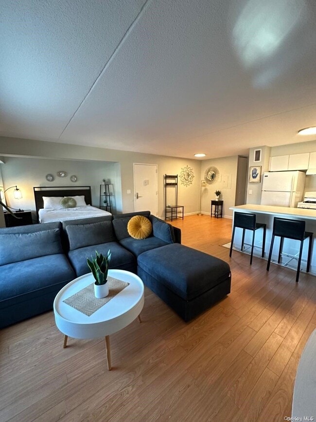 Building Photo - 170 W Broadway