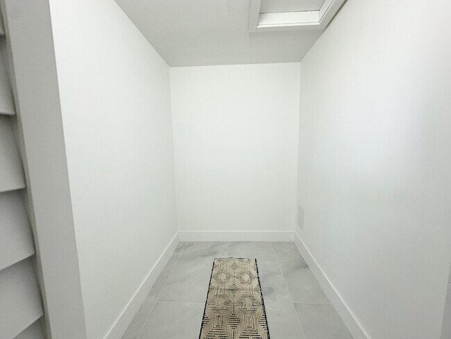 Building Photo - 10033 Winding Lake Rd