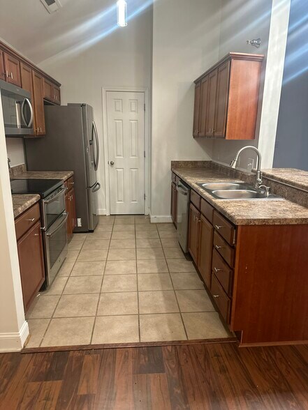Building Photo - 623 Wyndhurst Dr