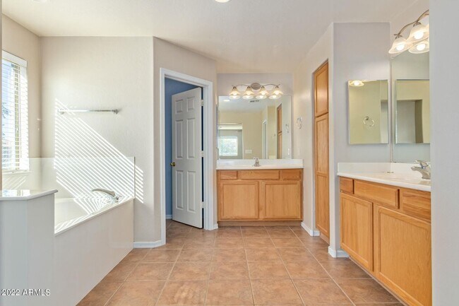Building Photo - Beautiful 5 bedroom, 3 bathroom home in Surprise AZ