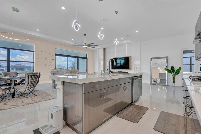 Building Photo - 5320 St Armands Way