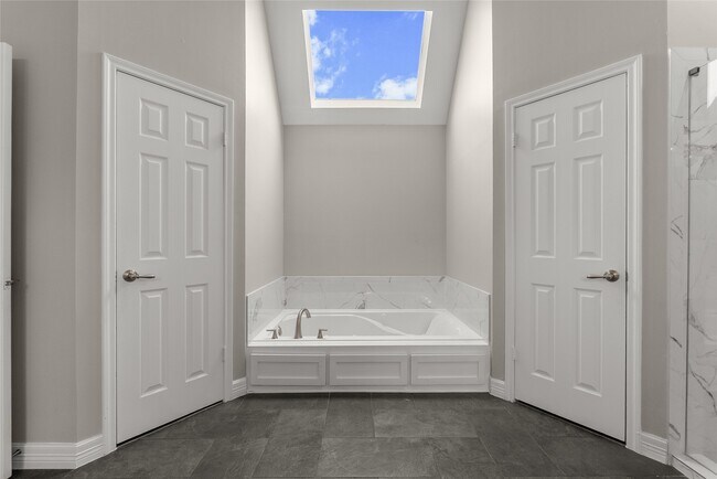 Building Photo - 2105 Murfield Dr