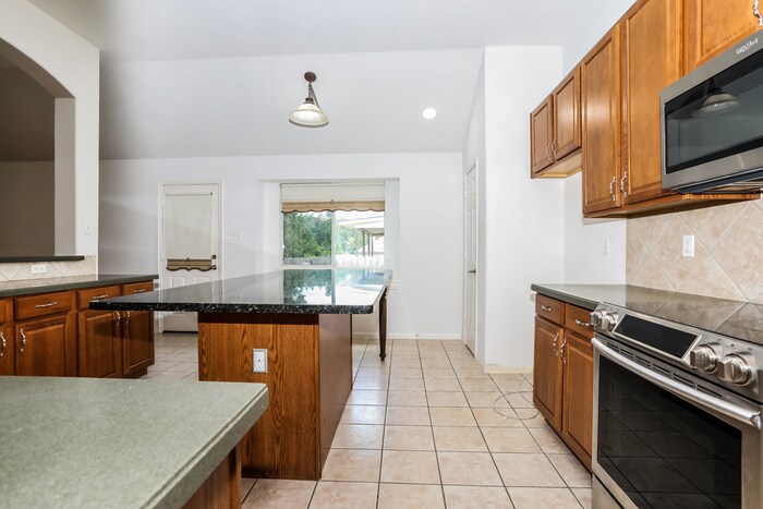 Building Photo - 28615 Hidden Cove Dr