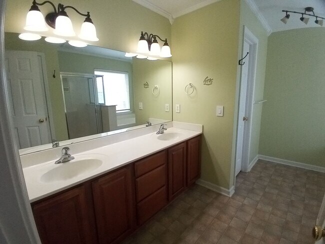 Building Photo - 565 Batty Way