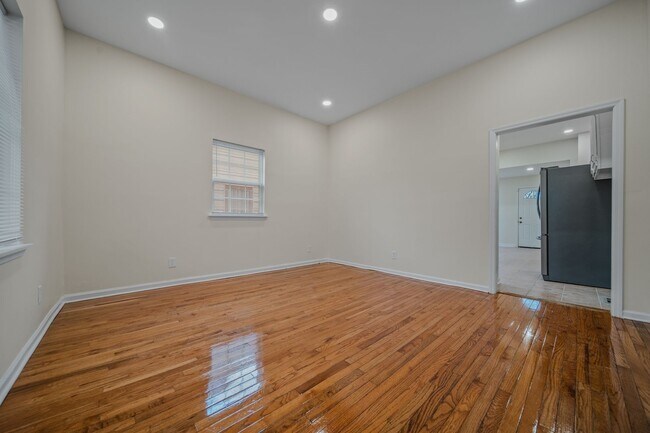 Building Photo - Spacious & Recently Renovated 4 Bedroom Home Available Now!!