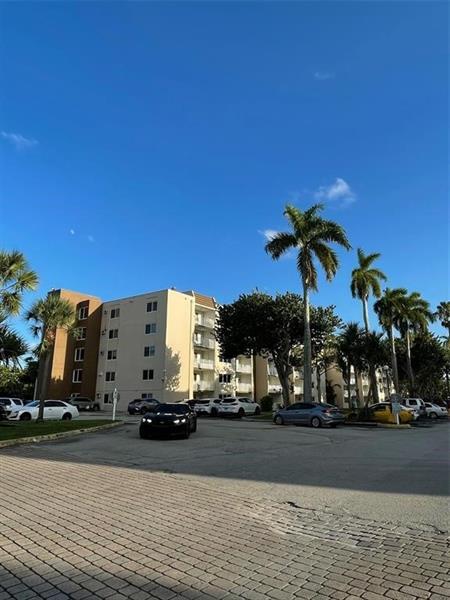 Building Photo - 6930 Miami Gardens Dr