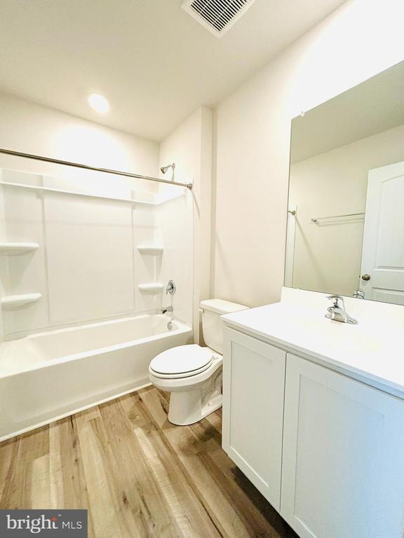 Building Photo - 100 Riverwalk Ter