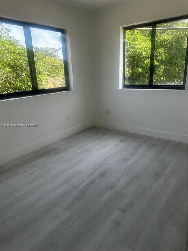 Building Photo - 1101 SW 12th Ct