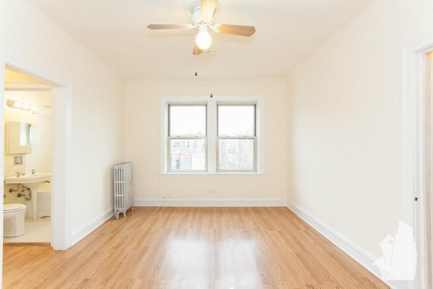 Building Photo - 2536 N Sawyer Ave