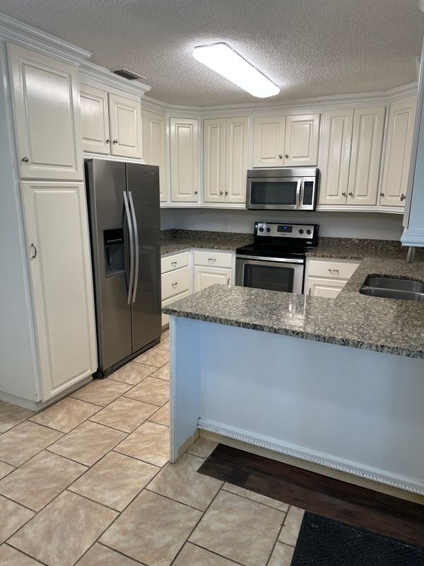 Building Photo - 2801 Pine Ridge Dr
