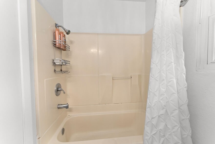 Building Photo - 1304 E Sylvan Cir