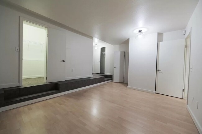 Building Photo - Spacious Pet-Friendly Condo with Parking!